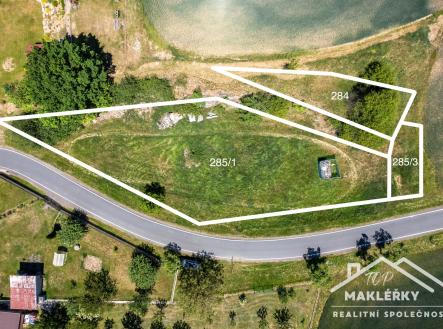 Svojs╠îice_pozemek_foto s vyznac╠îeni╠üm a parc c╠îi╠üsly_final-5 | Prodej - pozemek pro bydlení, 1 483 m²