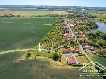 Svojs╠îice_pozemek_foto s oznac╠îeni╠üm_final-8 | Prodej - pozemek pro bydlení, 1 483 m²
