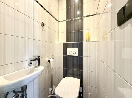 0-02-05-35717ceac9134474ebc6bf0cf303d4a6feaa409c4cf164d13cc71d19e7a720bb_58e0655d3bd3779.jpg | Prodej - dům/vila, 524 m²