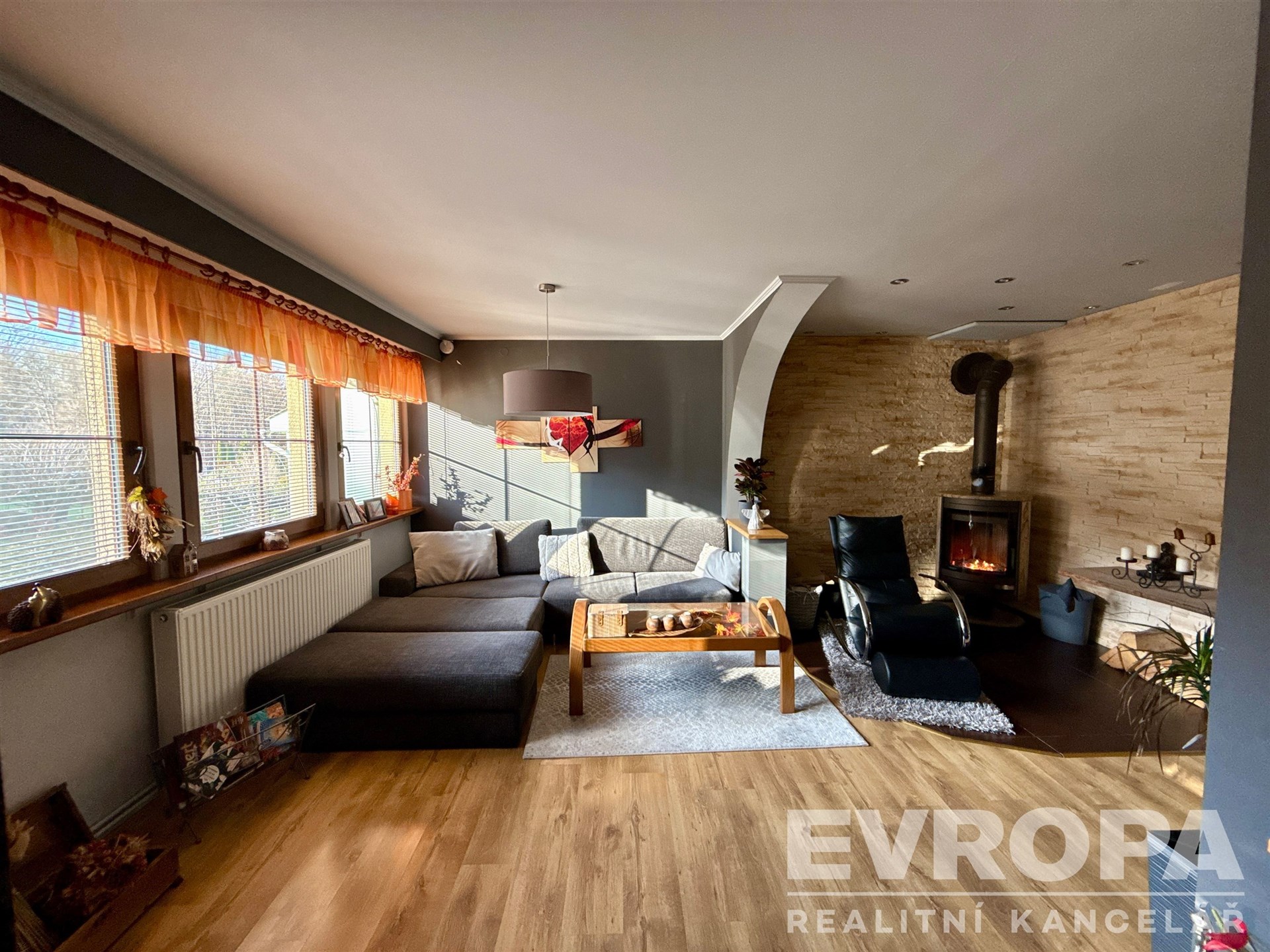 Obývací pokoj s krbem
