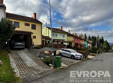Pohled na dům a parkovací stání | Prodej - dům/vila, 145 m²