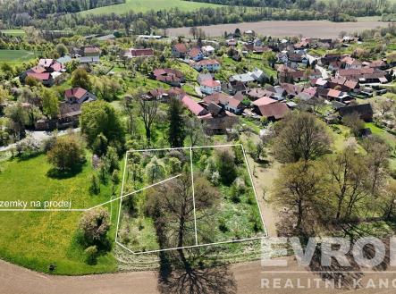 Pozemek v klidné části obce, vhodný pro investici, obklopený zelení a sítěmi, perspektivní lokalita pro rodinné bydlení. | Prodej - pozemek pro bydlení, 1 335 m²