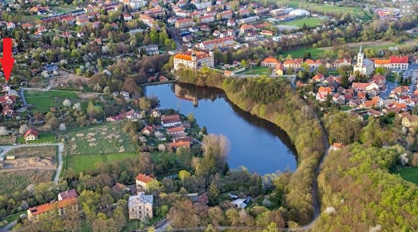 Velkorysý pozemek s duší a výhledem na zámek 1 923 m², Mníšek pod Brdy