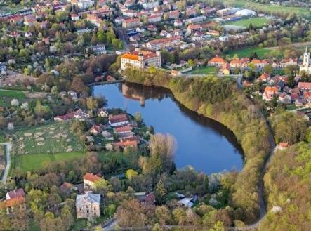 Velkorysý pozemek s duší a výhledem na zámek 1 923 m², Mníšek pod Brdy | Prodej - pozemek pro bydlení, 1 923 m²