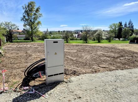 Velkorysý pozemek s duší a výhledem na zámek 1 923 m², Mníšek pod Brdy | Prodej - pozemek pro bydlení, 1 923 m²