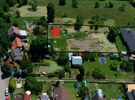 Velkorysý pozemek s duší a výhledem na zámek 1 923 m², Mníšek pod Brdy | Prodej - pozemek pro bydlení, 1 923 m²