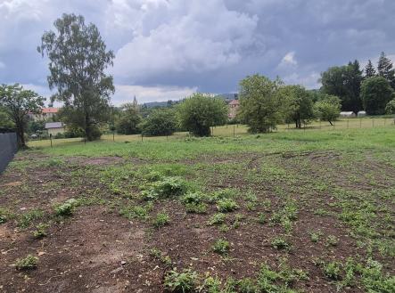 Velkorysý pozemek s duší a výhledem na zámek 1 923 m², Mníšek pod Brdy | Prodej - pozemek pro bydlení, 1 923 m²