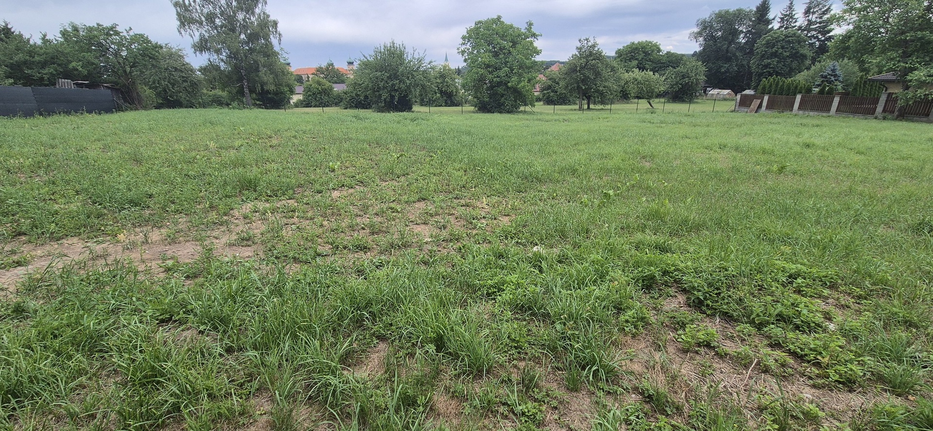 Velkorysý pozemek s duší a výhledem na zámek 1 923 m², Mníšek pod Brdy