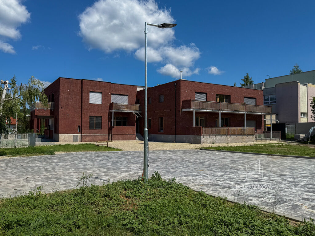 Pronájem nových bytů 1+kk v centru Osvětiman – moderní bydlení s terasou a parkováním.