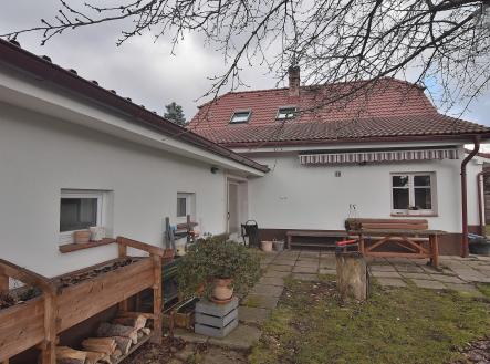 vlevo dílna, sklad a zimní zahrada | Prodej - dům/vila, 124 m²