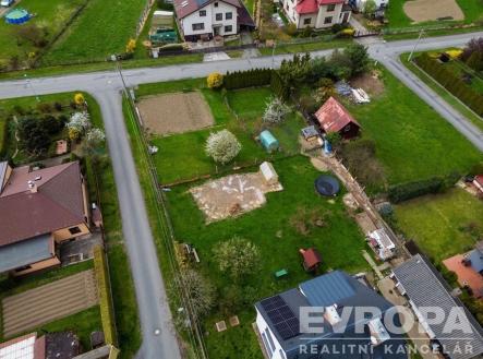 Stavební pozemek na prodej v klidné lokalitě, v blízkosti rodinných domů, ideální pro výstavbu, rovinný terén, dobrá dostupnost inženýrských sítí. | Prodej - pozemek pro bydlení, 483 m²