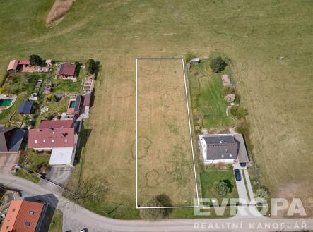 Stavební pozemek se nachází v klidné lokalitě, obklopený přírodou. Rovinatý terén nabízí možnost výstavby rodinného domu. | Prodej - pozemek pro bydlení, 1 601 m²