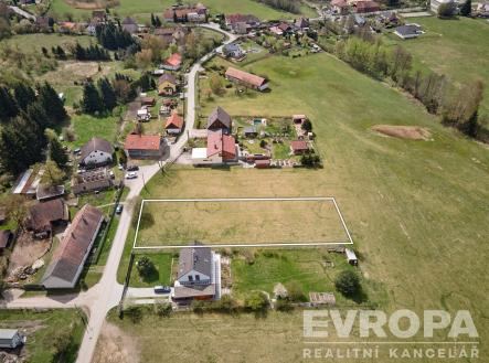 Stavební pozemek v malebné vesnici, ideální pro rodinný dům, s výhledem na okolní přírodu a klidnou zástavbu, blízko k veškeré infrastruktuře. | Prodej - pozemek pro bydlení, 1 601 m²