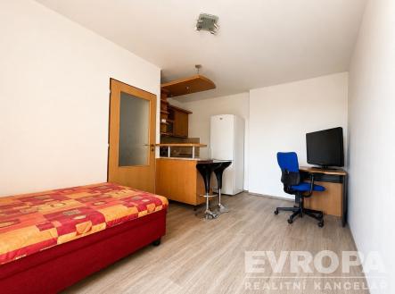 Kompaktní garsonka s laminátovou podlahou, vestavěným kuchyňským koutem a pracovním prostorem, ideální pro moderní bydlení. | Pronájem bytu, 1+kk, 25 m²