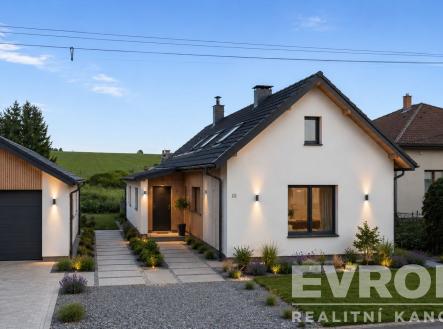 Rodinný dům s moderní fasádou, přístřeškem a udržovanou zahradou, nacházející se v klidné lokalitě s krásným výhledem na přírodu. | Prodej - dům/vila, 85 m²
