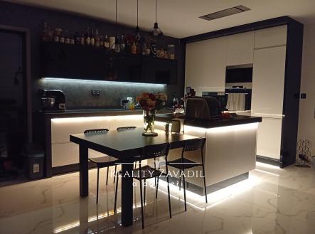 Kuchyň - led podsvícení | Prodej - dům/vila, 135 m²