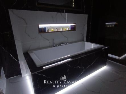 Koupelna - Led podsvícení - vana | Prodej - dům/vila, 135 m²