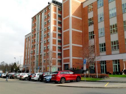 Budova z ulice | Pronájem - obchodní prostor, 160 m²