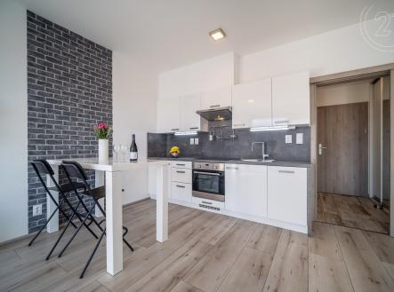 Kuchyňská linka s jídelním stolem | Prodej bytu, 1+kk, 32 m²