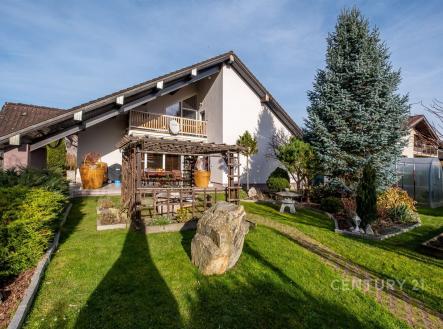 Rodinný dům pohled ze zahrady | Prodej - dům/vila, 285 m²