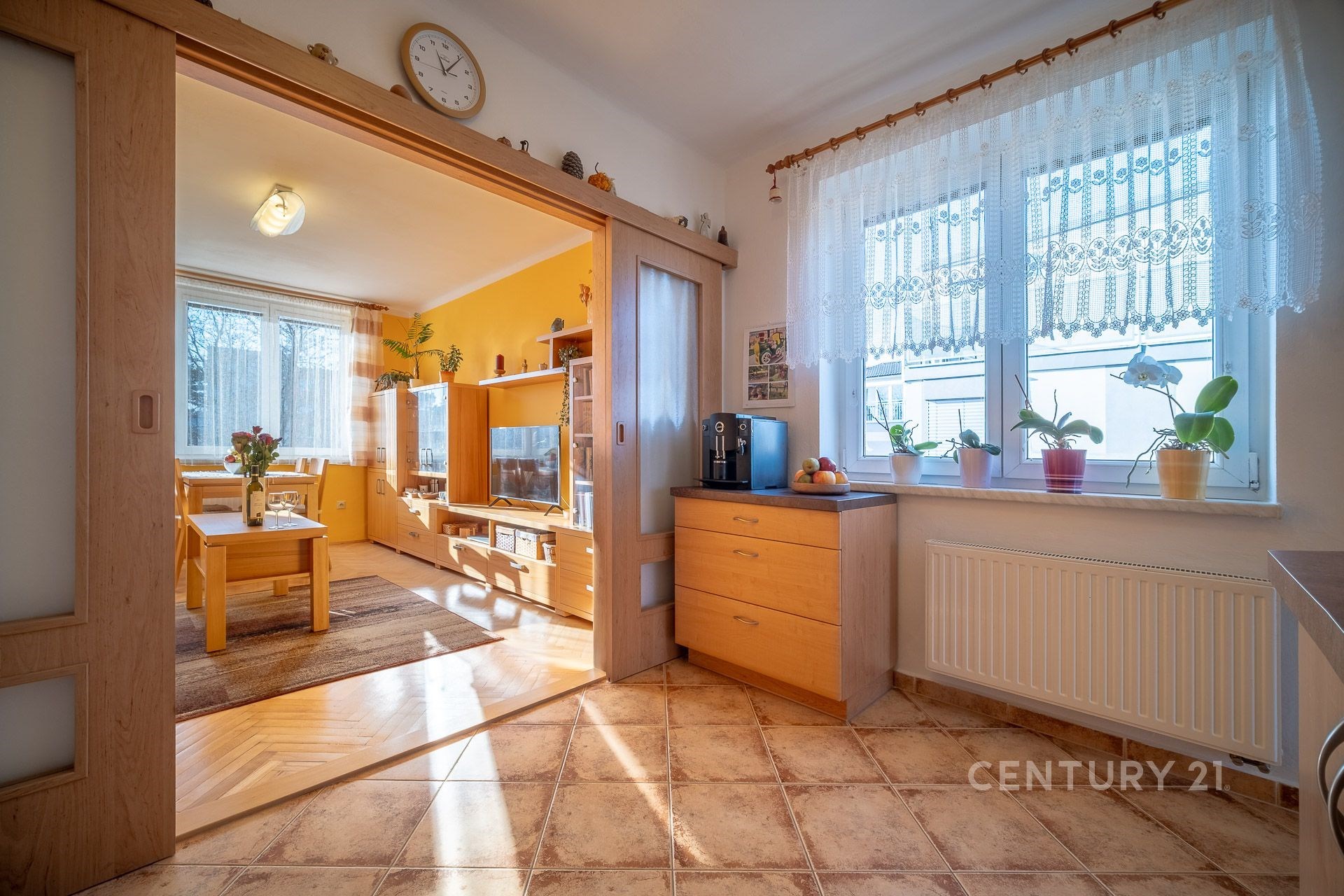 Propojení kuchyně a obývacího pokoje