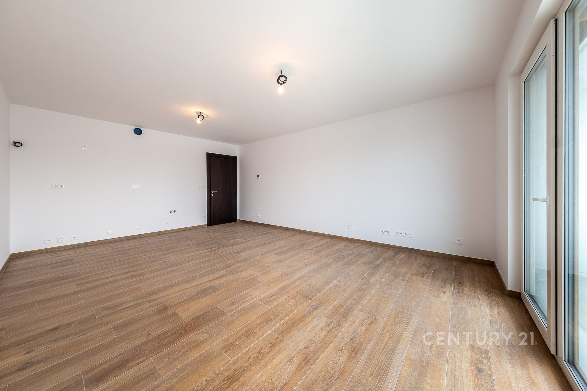 Obytný protor s  kuchyňským koutem.