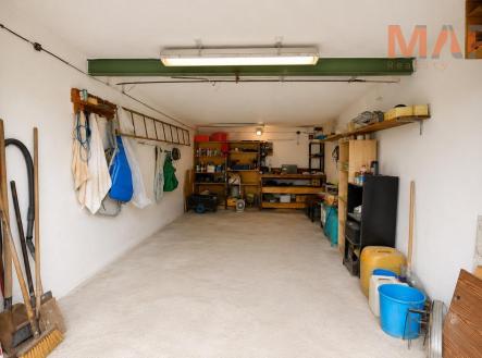 6C0002A2-7146-4B7B-AF10-FC2B74E80A96.jpg | Prodej - malý objekt/garáž