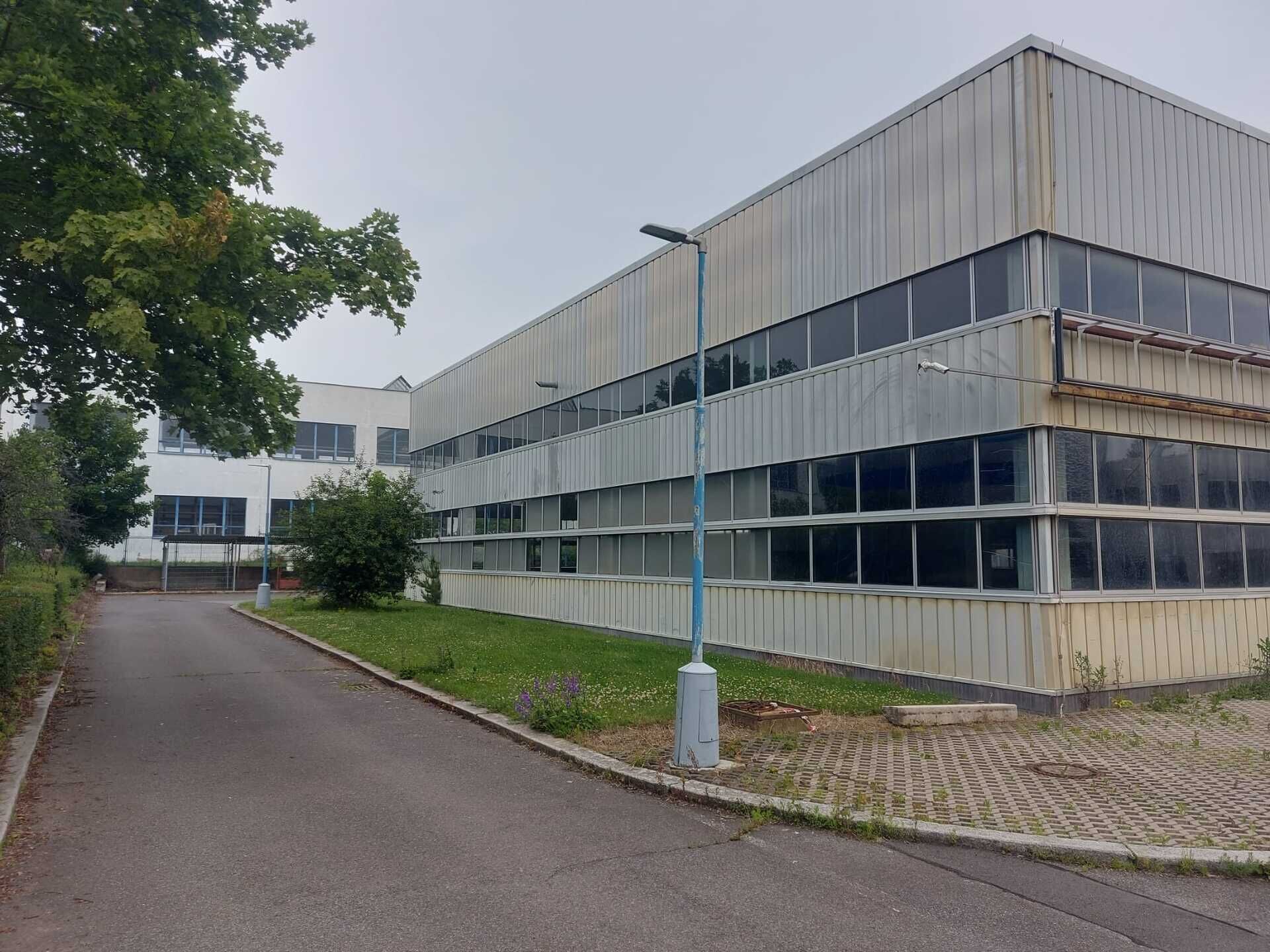 Pronájem Autoservisní/Skladové prostory 1337 m².