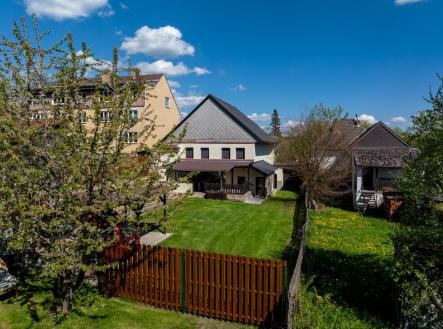Dům zezadu s oplocením za zahradou | Prodej - dům/vila, 180 m²