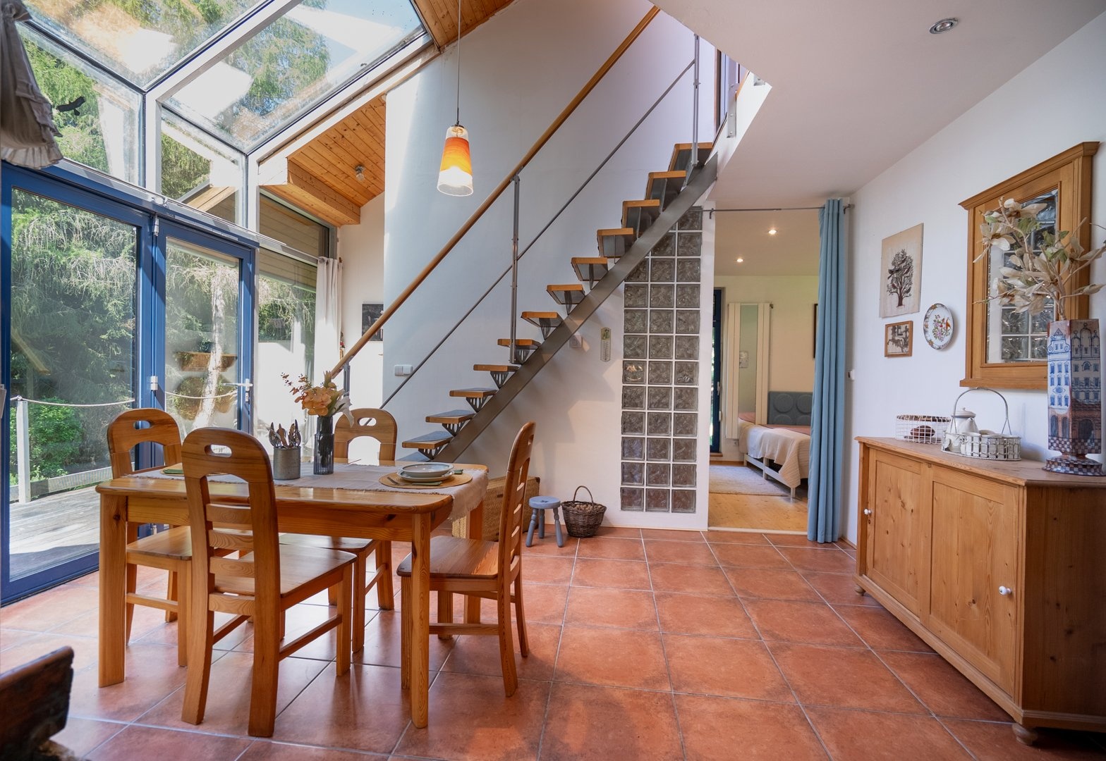 Jídelna se zimní zahradou, vpravo ložnice, za luxferem skrytá technická místnost