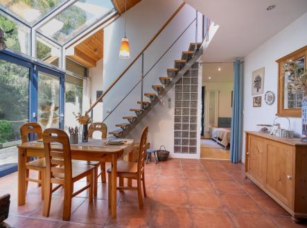 Jídelna se zimní zahradou, vpravo ložnice, za luxferem skrytá technická místnost | Prodej - dům/vila, 107 m²