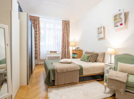 Ložnice s okny orientovanými do Lesnické ulice | Prodej - kanceláře, 88 m²