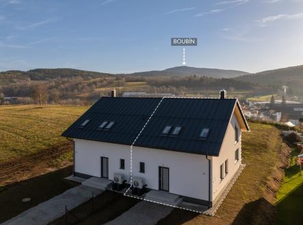 Vyznačená polovina domu - jednotka, v pozadí s Boubínem | Prodej bytu, 5+kk, 130 m²