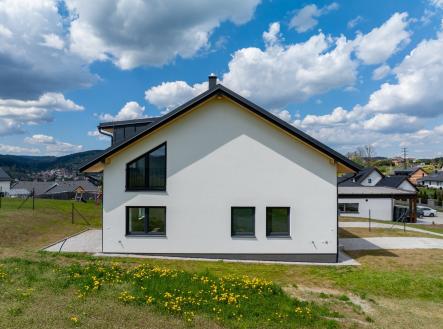 Pohled na dům z východu | Prodej bytu, 5+kk, 130 m²