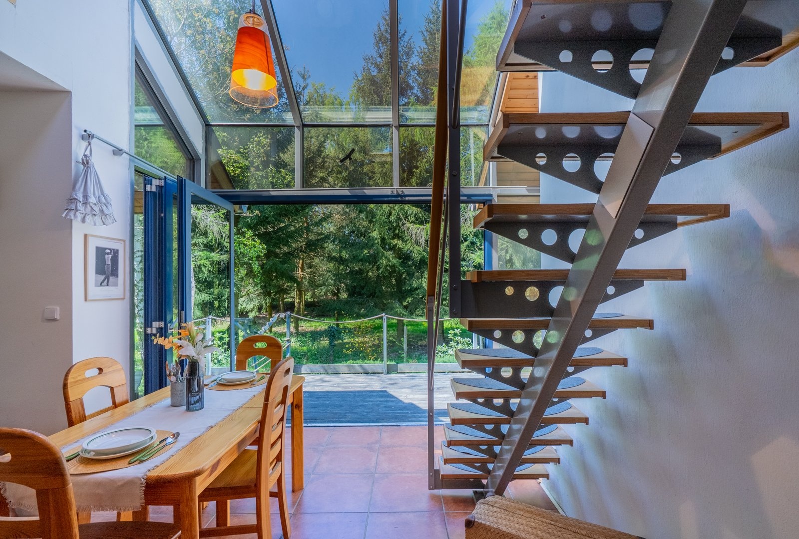 Pohled na prosklenou fasádu s posuvnými dveřmi zevnitř