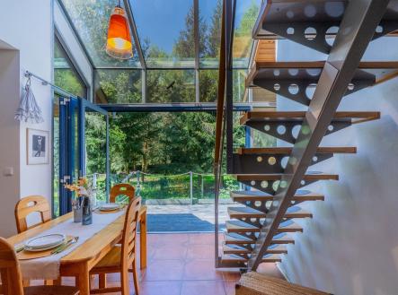 Pohled na prosklenou fasádu s posuvnými dveřmi zevnitř | Prodej - dům/vila, 107 m²