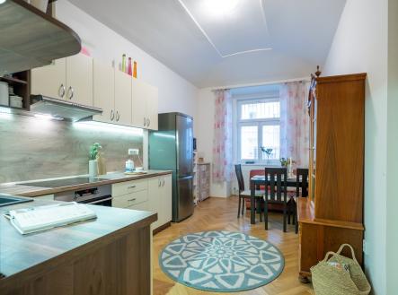 Kuchyně orientovaná do dvora | Prodej - kanceláře, 88 m²