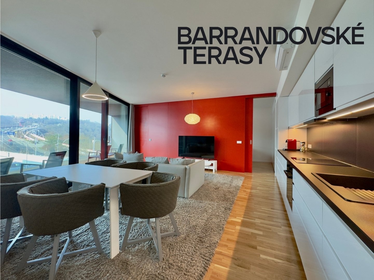 Obývací pokoj s kuchyňskou linkou