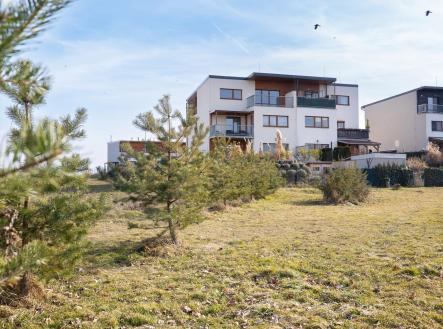 Pohled na dům z parku | Pronájem bytu, 3+kk, 70 m²