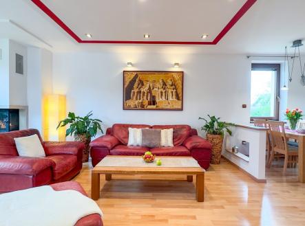 Obývací pokoj v přízemí od televize, vlevo s krbem | Prodej - dům/vila, 194 m²