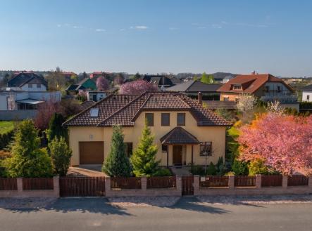 Pohled na dům z ulice U Studánky-bd40-4076-90f4-fd76241e8994 | Prodej - dům/vila, 194 m²