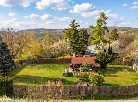Pohled na celek nemovitosti z jihu | Prodej - pozemek, zahrada, 758 m²