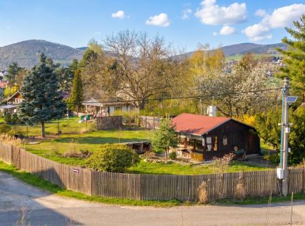 Pohled na celek nemovitosti od jihovýchodu | Prodej - pozemek, zahrada, 758 m²