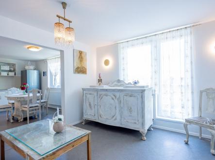Obývací pokoj s jídelnou v 1. NP | Prodej - dům/vila, 124 m²