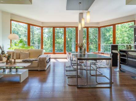 Hlavní pobytová místnost s výhledem do zeleně vnitrobloku | Prodej bytu, 3+kk, 101 m²