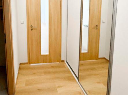 photo-5285503393340715957-y-1-1.jpg | Pronájem bytu, 1+kk, 32 m²