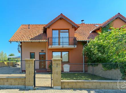 pohled na dům z ulice | Prodej - dům/vila, 135 m²