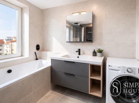 koupelna s vanou a sprchou | Pronájem bytu, 2+kk, 70 m²