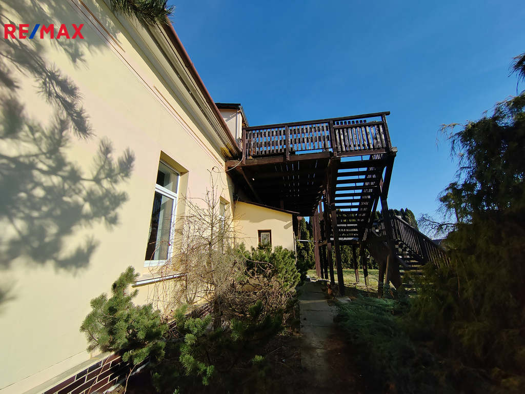 Zadní schodiště - J