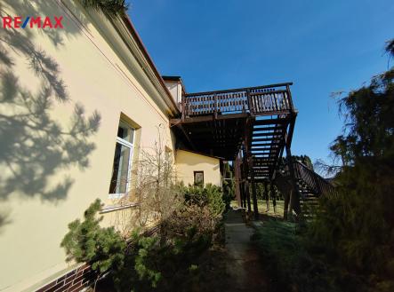 Zadní schodiště - J | Prodej - dům/vila, 245 m²